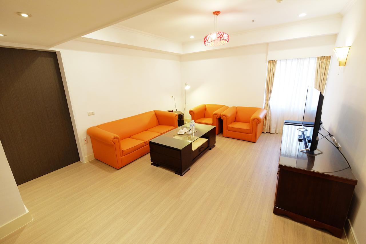 Dynasty Hotel Тайнан Екстериор снимка