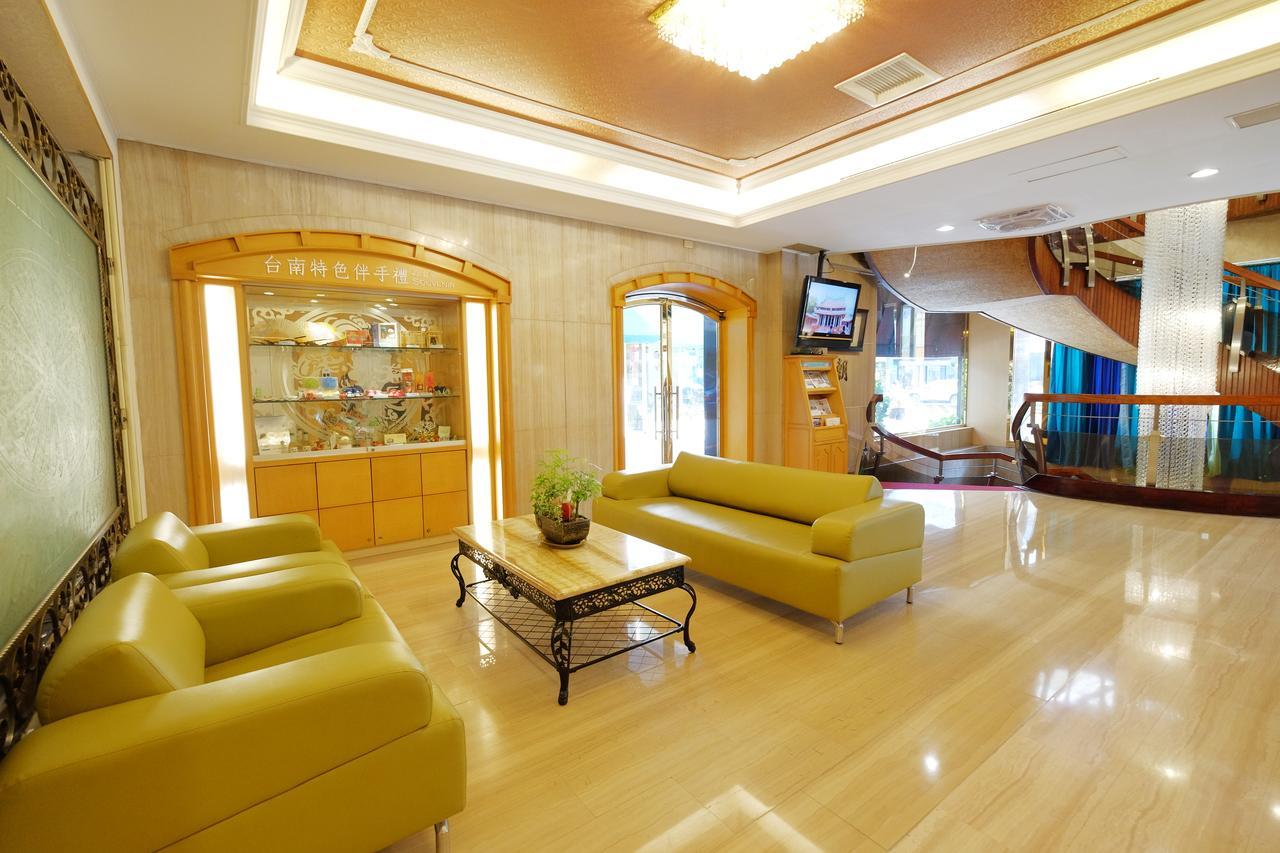 Dynasty Hotel Тайнан Екстериор снимка