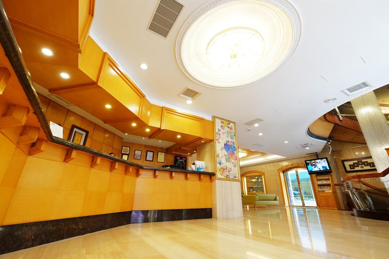 Dynasty Hotel Тайнан Екстериор снимка