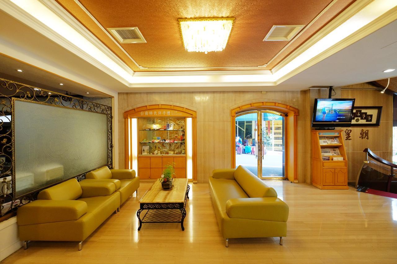 Dynasty Hotel Тайнан Екстериор снимка